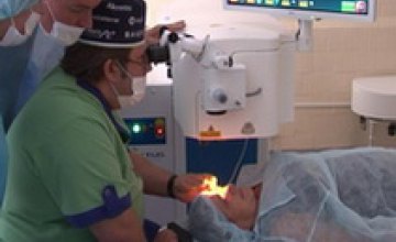 В Днепропетровске провели первую в Украине операцию по удалению глаукомы без разреза