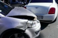 В Крыму молодая девушка разбила на парковке чужой «Бентли»