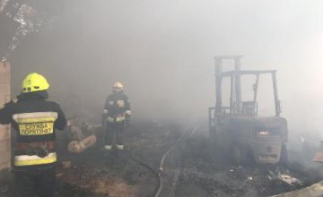 По Днепром сгорел металлический ангар