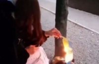 Полиция установила личность девушки, которая подожгла Государственный флаг Украины