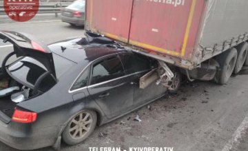 В Киеве легковой автомобиль на полном ходу въехал под грузовик: есть пострадавшие (ФОТО)
