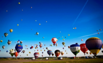 Во Франции в небо поднялось рекордное количество воздушных шаров (ВИДЕО)