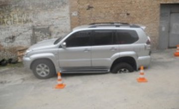 В Киеве Toyota Land Cruiser провалилась под асфальт
