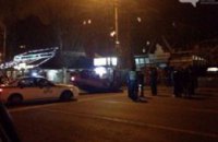 На Набережной Заводской иномарка протаранила две машины такси