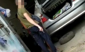 В Днепре двое мужчин напали с пистолетом на сотрудника СТО за некачественную покраску авто