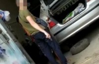 В Днепре двое мужчин напали с пистолетом на сотрудника СТО за некачественную покраску авто