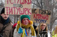 На площади возле Днепропетровской ОГА осталось около 100 митингующих