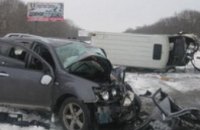 На подъезде к Днепропетровску внедорожник столкнулся с микроавтобусом: 3 человека травмированы (ФОТО)