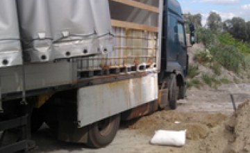 В Полтавской области из грузовика на дорогу вылилась азотная кислота   