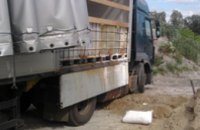 В Полтавской области из грузовика на дорогу вылилась азотная кислота   