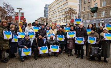 В День Соборности сотни днепрян спели гимн и оставили отпечатки ладоней на карте Украины
