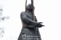 З центрального проспекту зник Ломоносов: у Дніпрі демонтували черговий пам'ятник