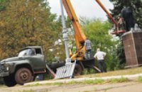 В Кривом Роге оторвали голову памятнику Ленина (ВИДЕО)