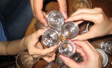 Во Львовской области 7 подростков отравились алкоголем