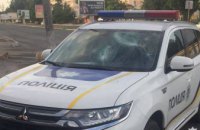 В Днепропетровской области хулиганы битой разбили полицейский автомобиль (ФОТО)