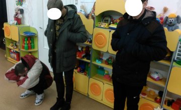 В Киеве трое мужчин ограбили детский сад
