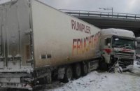 В Киеве грузовик врезался в билборд и частично заблокировал Столичное шоссе (ФОТО)