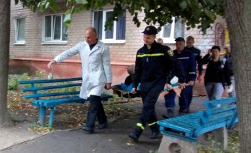 В Днепропетровской области спасатели помогли медикам перенести мужчину в машину скорой помощи