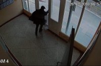 Днепровская поликлиника на ж/м Покровский разыскивает мужчину, укравшего коврик для чистки обуви (ФОТО)