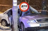 В  Киеве Audi врезалась в столб: есть пострадавшие (ФОТО)