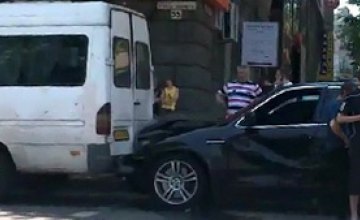 В центре Днепропетровска произошло ДТП с участием 3-х автомобилей