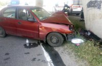 В Днепре легковушка врезалась в бетонную опору: пострадал водитель