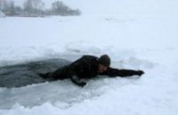 Без паники и резких движений: как помочь человеку, который провалился под лед