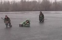 Днепропетровские спасатели сняли с льдины 4 рыбаков
