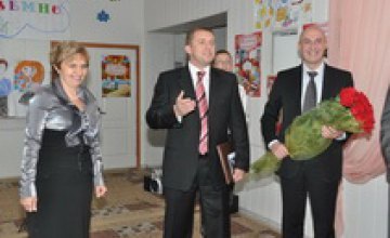  СБУ Днепропетровской области поздравили преподавателей подшефных учреждений (ФОТО)