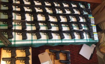 В Днепре в квартире местного жителя обнаружили 57 пистолетов