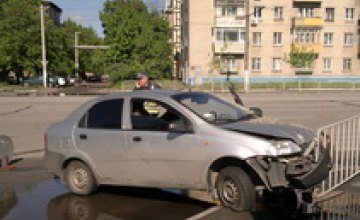 В Днепропетровске пьяный водитель, убегая от ГАИ, влетел в забор