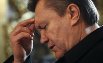 Виктор Янукович молится в Лавре