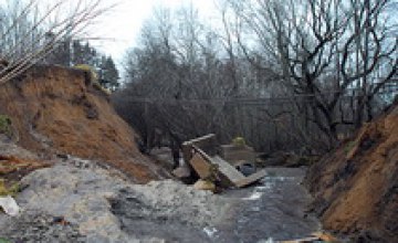 В Днепропетровске спасают дома от подтопления 