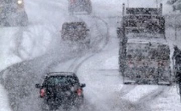 В Украине из-за сильного снегопада закрыли еще одну трассу
