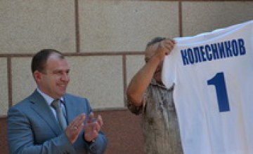 Губернатор Дмитрий Колесников стал почетным капитаном футбольной команды Криворожского района (ФОТО)