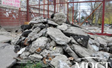 В Днепропетровске на ж/м Победа начали демонтаж скандальной стройки торгового комплекса (ФОТОРЕПОРТАЖ)