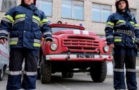 В Днепропетровской области спасатели вызволили маленького ребенка из закрытой квартиры при помощи автолестницы