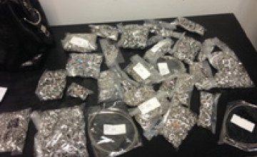 В аэропорту Днепропетровска СБУ задержала контрабандиста с 7,5 кг серебряных украшений (ФОТО)