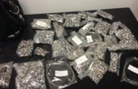 В аэропорту Днепропетровска СБУ задержала контрабандиста с 7,5 кг серебряных украшений (ФОТО)