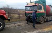 Ямы на дорогах: На Днепропетровщине застрявшие грузовики освобождали спасатели (ФОТО)