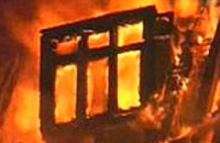 В Павлограде бушует пожар в промышленном здании