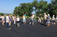 Жители Днепропетровщины перекрыли трассу «Днепр-Кривой Рог» из-за отсутствия воды (ФОТО)