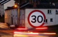 Британец изготовил 4-метровый дорожный знак для непонятливых водителей