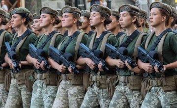 Отменим 8-е марта, розовый цвет, и вернем матриархат: эксперт из Днепра о необходимости постановки женщин на военный учет