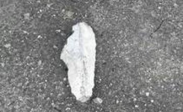 На Слобожанском проспекте мужчину чуть не убило огромным бетонным осколком (ФОТО)