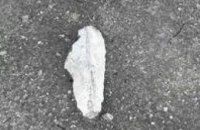 На Слобожанском проспекте мужчину чуть не убило огромным бетонным осколком (ФОТО)
