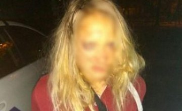 В Днепре 21-летняя девушка с кастетом напала на полицейскую