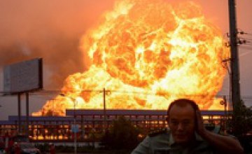 На нефтезаводе в Китае прогремели взрывы и начался пожар (ВИДЕО)