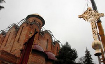Митрополит Ириней освятил накупольный крест возрождающегося храма Александра Невского