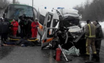 В Харькове «скорая» влобовую столкнулась с автобусом: два человека погибли